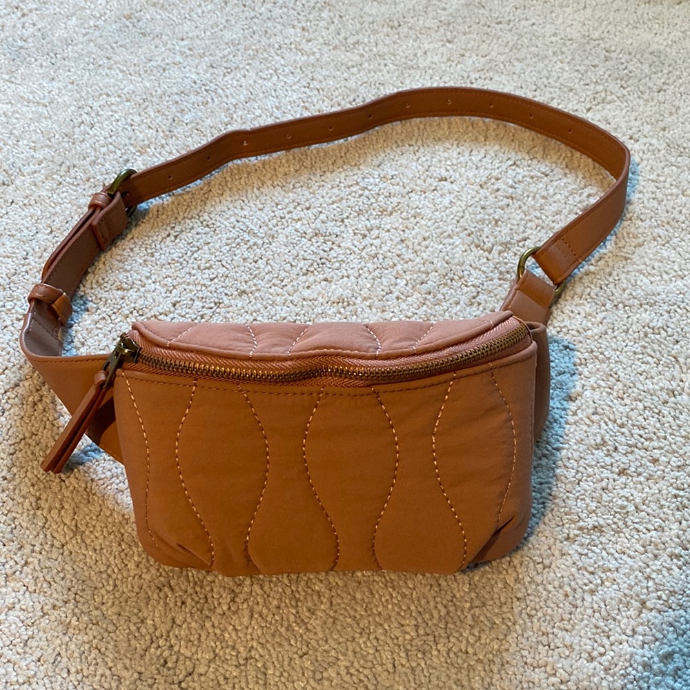 Universal Thread Fanny pack